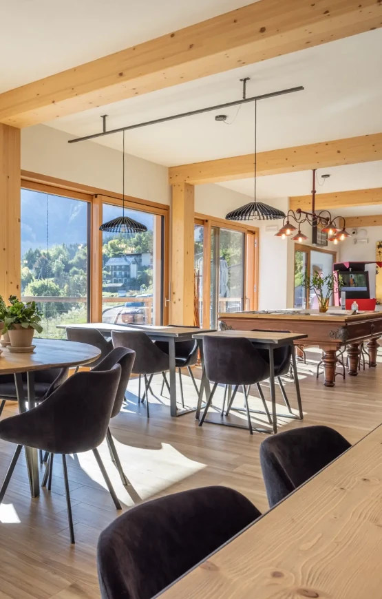 Struttura Giallo Dolomiti immersa nel paesaggio delle Dolomiti, ideale per vacanze rilassanti tra natura, comfort e panorami alpini.